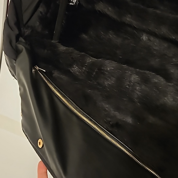 Guess. Jacket with detachable inner fur. Color Black. Inside fake fur. Size XL - Picture 9 of 16